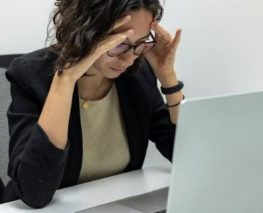 Gdy szef bywa trudny: taktyki asertywności i współpracy, które naprawdę działają