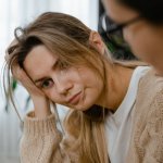 Zatrzymaj spiralę czarnych myśli: praktyczny przewodnik do spokoju i odporności na co dzień