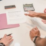 Bezpieczny start do własnego M: kluczowe zapisy w umowie przedwstępnej, które musisz sprawdzić