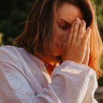 Umysł jak skała: 7 rytuałów, które wzmocnią Twoją odporność psychiczną, gdy czasy robią się trudne