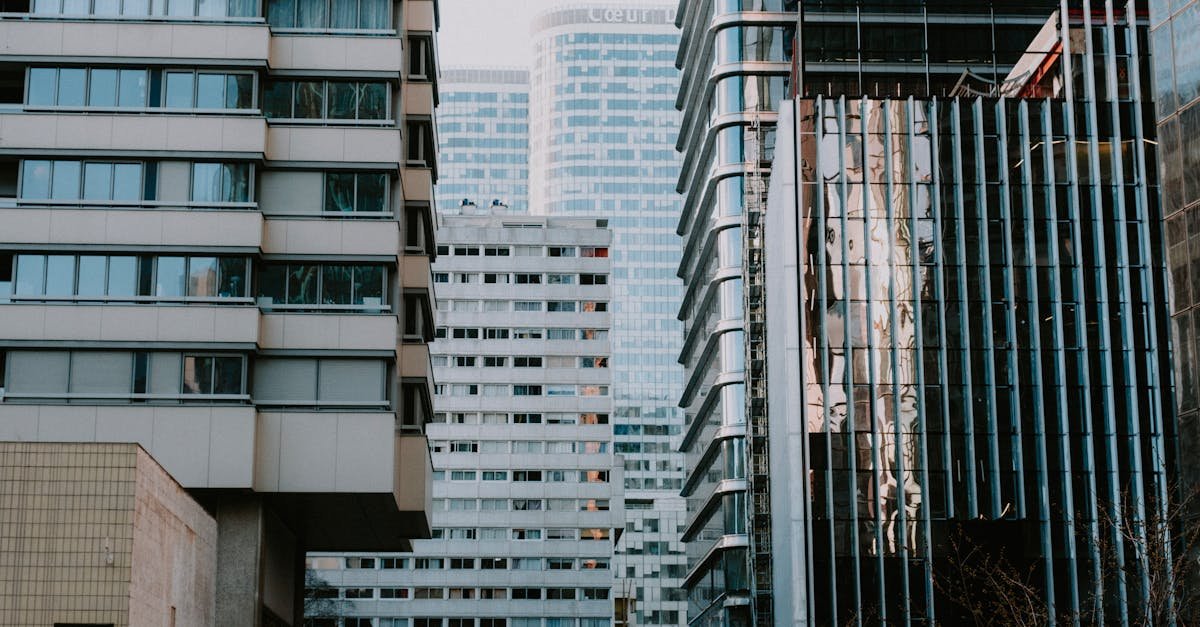 Z biurowców do zysków: Twój przewodnik po pierwszej inwestycji w nieruchomości komercyjne