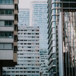 Z biurowców do zysków: Twój przewodnik po pierwszej inwestycji w nieruchomości komercyjne