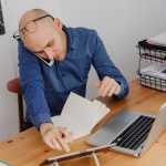 Awans z klasą: praktyczny poradnik kariery bez podlizywania się