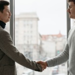 Buduj mosty, nie listy kontaktów: jak tworzyć relacje biznesowe z prawdziwą wartością